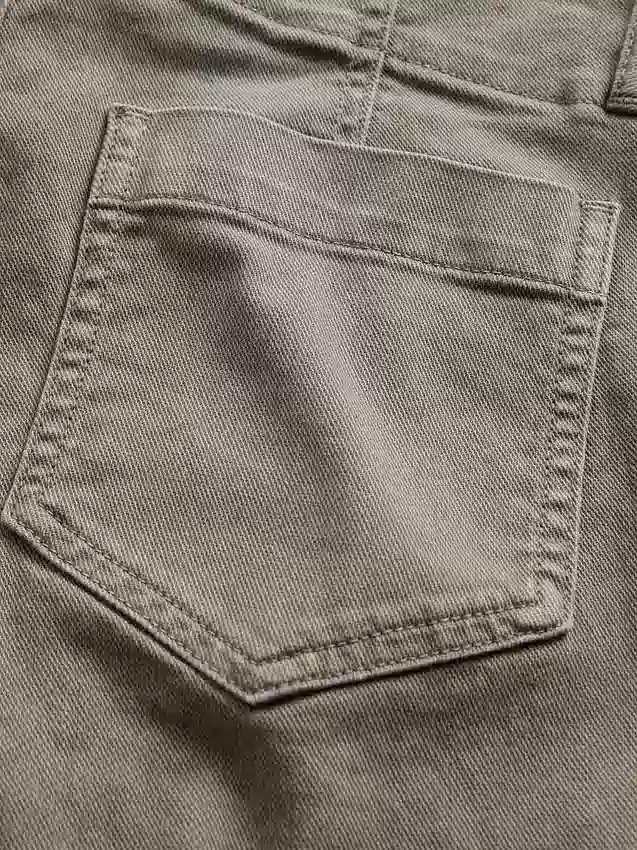 Twill-Hose mit niedriger Leibhöhe, lang und schmal geschnitten