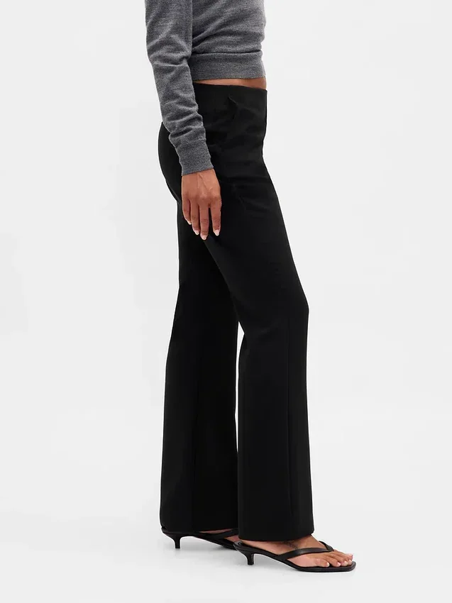 Twill-Hose mit niedriger Leibhöhe und ausgestelltem Bein
