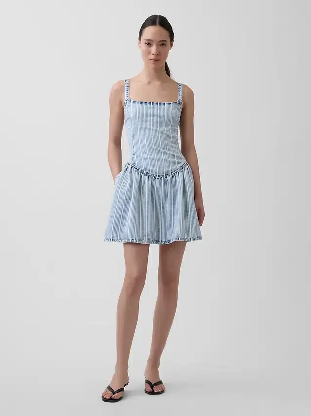 Ultraweiches Mini-Kleid aus gestreiftem Denim mit tief sitzender Taille