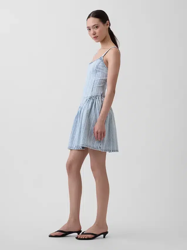 Ultraweiches Mini-Kleid aus gestreiftem Denim mit tief sitzender Taille