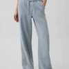 Ultrweiche, locker sitzende Jeans im 90er-Jahre-Stil mit niedriger Leibhöhe