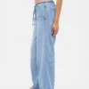 Ultrweiche, locker sitzende Jeans im 90er-Jahre-Stil mit niedriger Leibhöhe