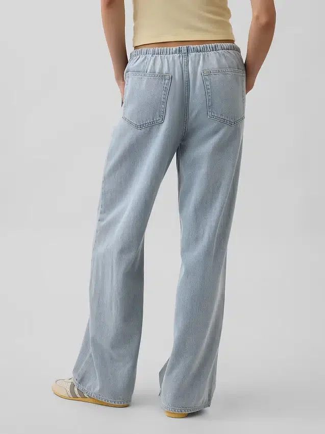 Ultrweiche, locker sitzende Jeans im 90er-Jahre-Stil mit niedriger Leibhöhe