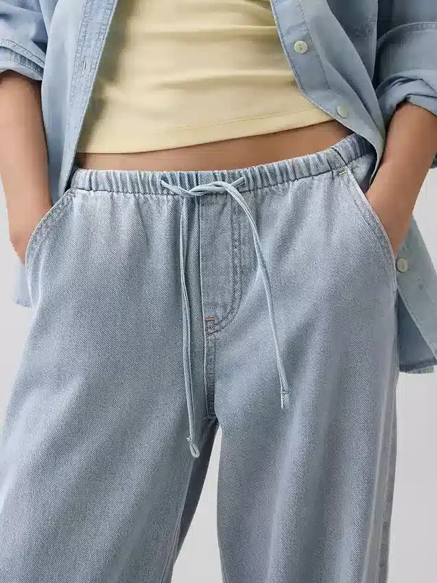 Ultrweiche, locker sitzende Jeans im 90er-Jahre-Stil mit niedriger Leibhöhe