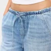 Ultrweiche, locker sitzende Jeans im 90er-Jahre-Stil mit niedriger Leibhöhe