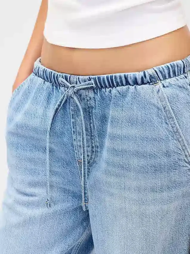 Ultrweiche, locker sitzende Jeans im 90er-Jahre-Stil mit niedriger Leibhöhe