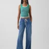 Ultrweiche, locker sitzende Jeans im 90er-Jahre-Stil mit tiefem Bund und Dolphin-Saum