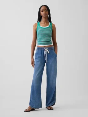 Ultrweiche, locker sitzende Jeans im 90er-Jahre-Stil mit tiefem Bund und Dolphin-Saum