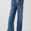 Ultrweiche, locker sitzende Jeans im 90er-Jahre-Stil mit tiefem Bund und Dolphin-Saum