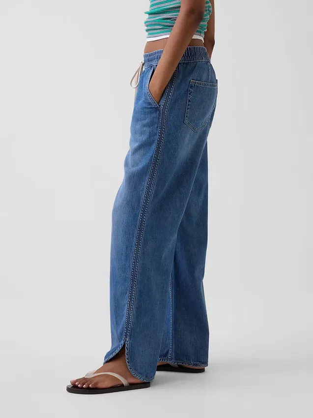Ultrweiche, locker sitzende Jeans im 90er-Jahre-Stil mit tiefem Bund und Dolphin-Saum