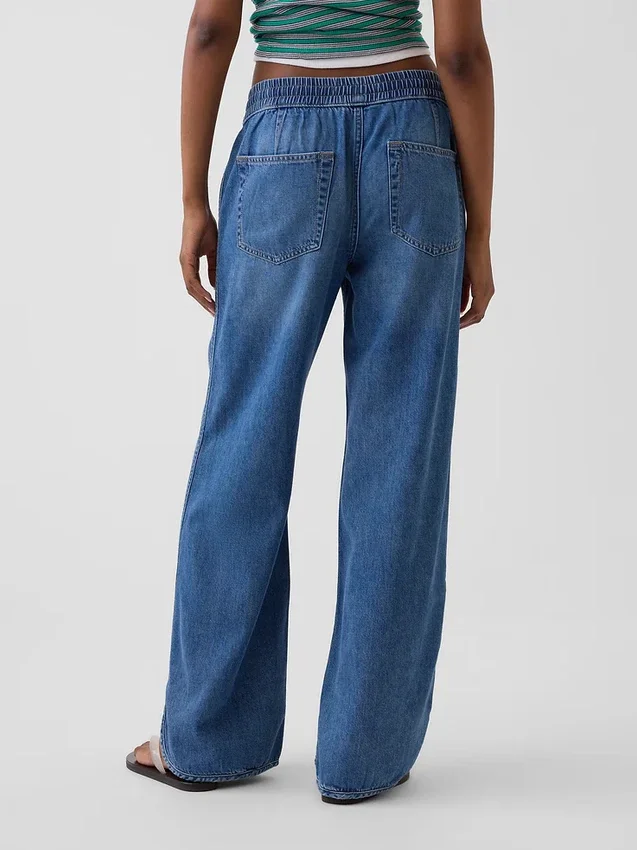Ultrweiche, locker sitzende Jeans im 90er-Jahre-Stil mit tiefem Bund und Dolphin-Saum