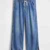 Ultrweiche, locker sitzende Jeans im 90er-Jahre-Stil mit tiefem Bund und Dolphin-Saum