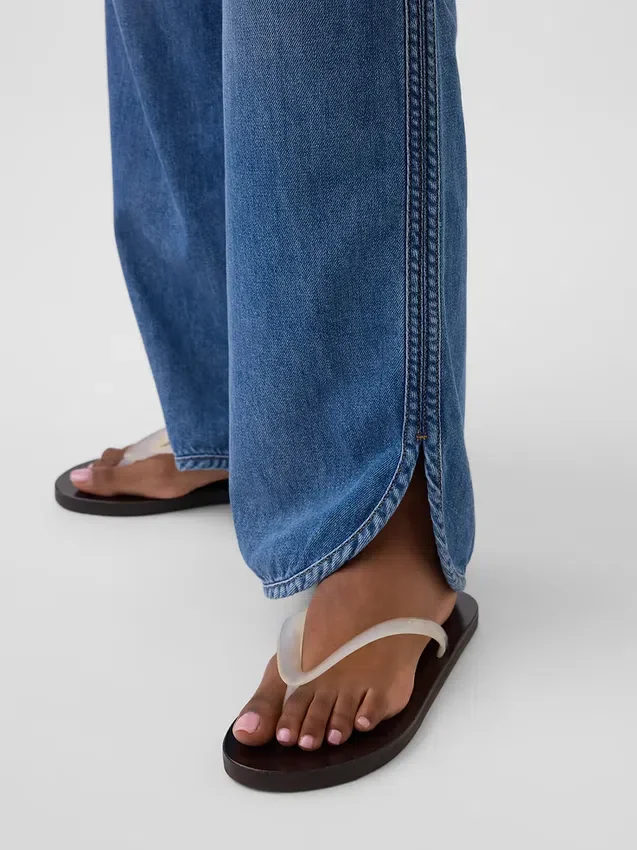 Ultrweiche, locker sitzende Jeans im 90er-Jahre-Stil mit tiefem Bund und Dolphin-Saum