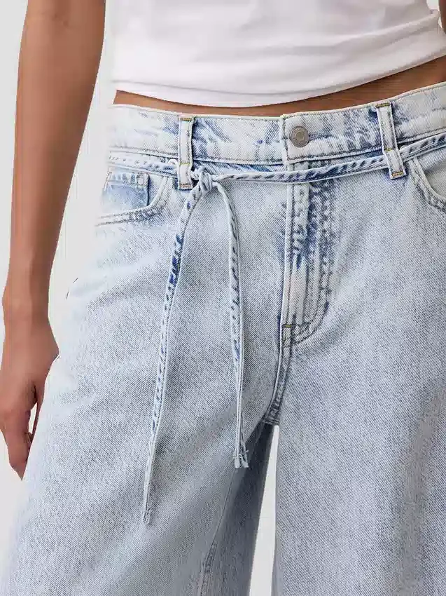 Ultrweiche, weit geschnittene Micro-Gürtel-Jeans mit mittlerer Leibhöhe