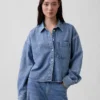 Ultrweiches Oversize-Hemd aus Denim mit geradem Saum und verkürzter Länge