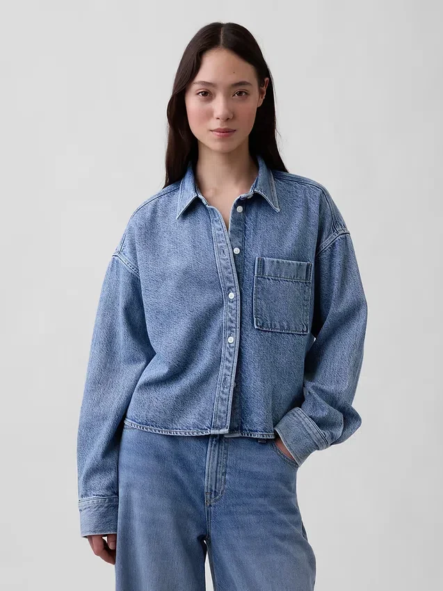 Ultrweiches Oversize-Hemd aus Denim mit geradem Saum und verkürzter Länge