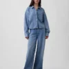 Ultrweiches Oversize-Hemd aus Denim mit geradem Saum und verkürzter Länge