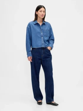 Ultrweiches Oversize-Hemd aus Denim mit geradem Saum und verkürzter Länge