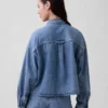 Ultrweiches Oversize-Hemd aus Denim mit geradem Saum und verkürzter Länge