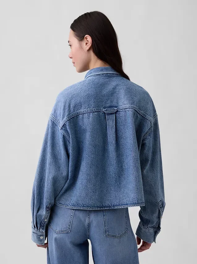 Ultrweiches Oversize-Hemd aus Denim mit geradem Saum und verkürzter Länge