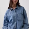 Ultrweiches Oversize-Hemd aus Denim mit geradem Saum und verkürzter Länge