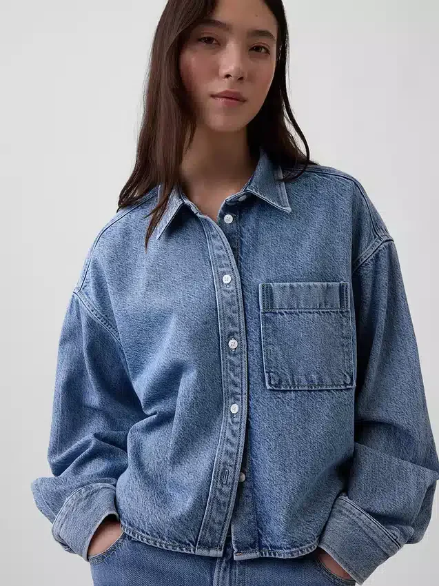 Ultrweiches Oversize-Hemd aus Denim mit geradem Saum und verkürzter Länge