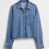 Ultrweiches Oversize-Hemd aus Denim mit geradem Saum und verkürzter Länge