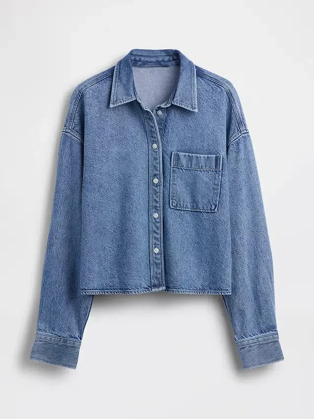 Ultrweiches Oversize-Hemd aus Denim mit geradem Saum und verkürzter Länge