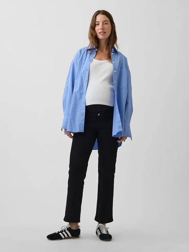 Umstandsjeans mit durchgehendem Einsatz im 90er-Jahre-Stil, schmal geschnitten, gerade Beinschnitt, verkürzt
