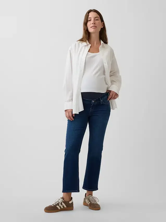 Umstandsjeans mit durchgehendem Einsatz im 90er-Jahre-Stil, schmal geschnitten, gerade Beinschnitt, verkürzt
