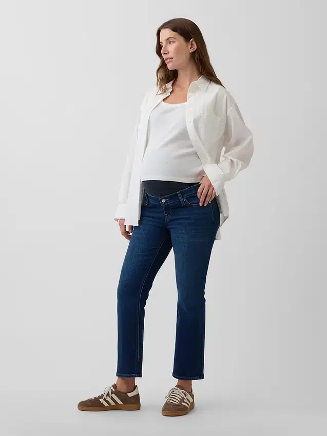 Umstandsjeans mit durchgehendem Einsatz im 90er-Jahre-Stil, schmal geschnitten, gerade Beinschnitt, verkürzt