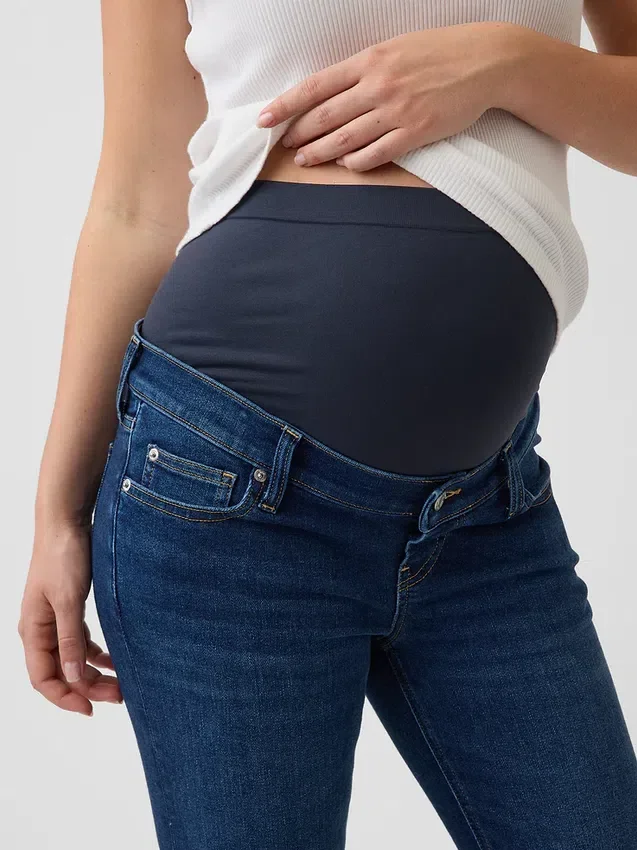 Umstandsjeans mit durchgehendem Einsatz im 90er-Jahre-Stil, schmal geschnitten, gerade Beinschnitt, verkürzt