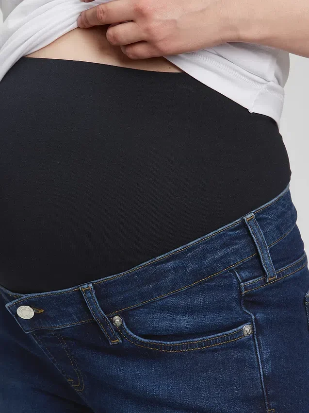Umstandsjeans mit durchgehendem Einsatz in schmaler Passform