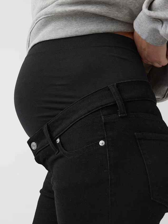 Umstandsjeans mit durchgehendem Einsatz in schmaler Passform