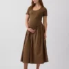 Umstandsmode-Kleid aus verschiedenen Materialien mit tief sitzender Taille