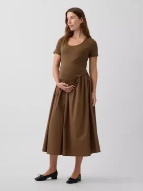 Umstandsmode-Kleid aus verschiedenen Materialien mit tief sitzender Taille
