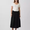 Umstandsmode-Kleid aus verschiedenen Materialien mit tief sitzender Taille
