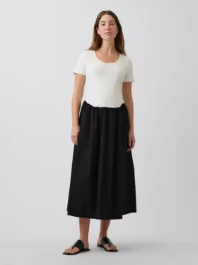 Umstandsmode-Kleid aus verschiedenen Materialien mit tief sitzender Taille