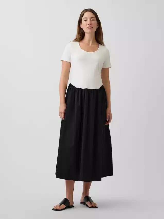 Umstandsmode-Kleid aus verschiedenen Materialien mit tief sitzender Taille