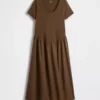 Umstandsmode-Kleid aus verschiedenen Materialien mit tief sitzender Taille