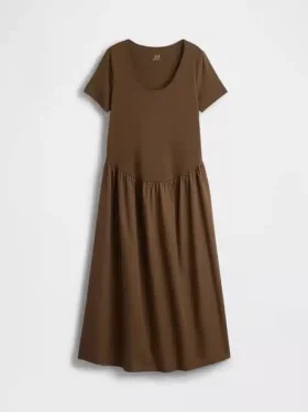 Umstandsmode-Kleid aus verschiedenen Materialien mit tief sitzender Taille