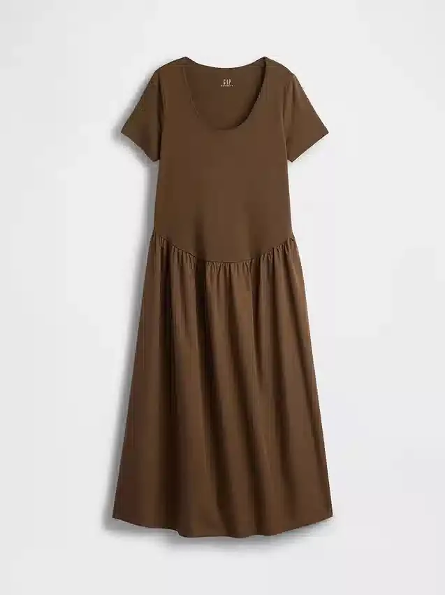 Umstandsmode-Kleid aus verschiedenen Materialien mit tief sitzender Taille