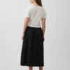 Umstandsmode-Kleid aus verschiedenen Materialien mit tief sitzender Taille