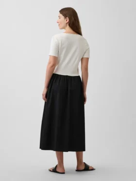Umstandsmode-Kleid aus verschiedenen Materialien mit tief sitzender Taille