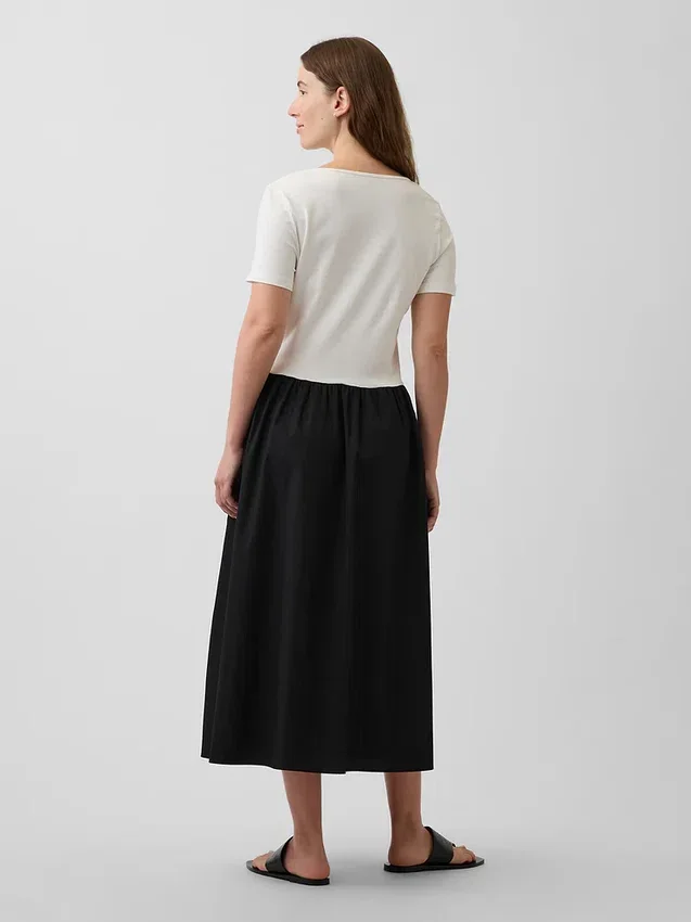 Umstandsmode-Kleid aus verschiedenen Materialien mit tief sitzender Taille