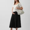Umstandsmode-Kleid aus verschiedenen Materialien mit tief sitzender Taille