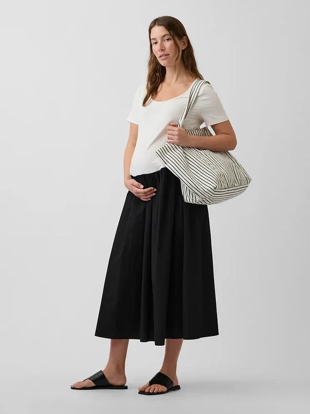 Umstandsmode-Kleid aus verschiedenen Materialien mit tief sitzender Taille