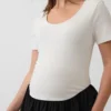 Umstandsmode-Kleid aus verschiedenen Materialien mit tief sitzender Taille