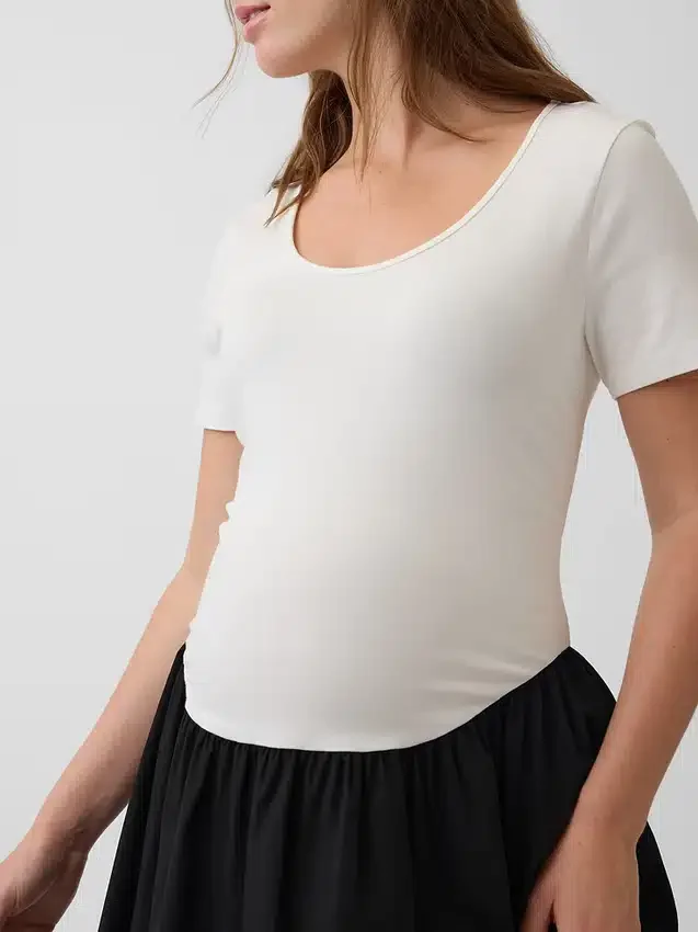 Umstandsmode-Kleid aus verschiedenen Materialien mit tief sitzender Taille
