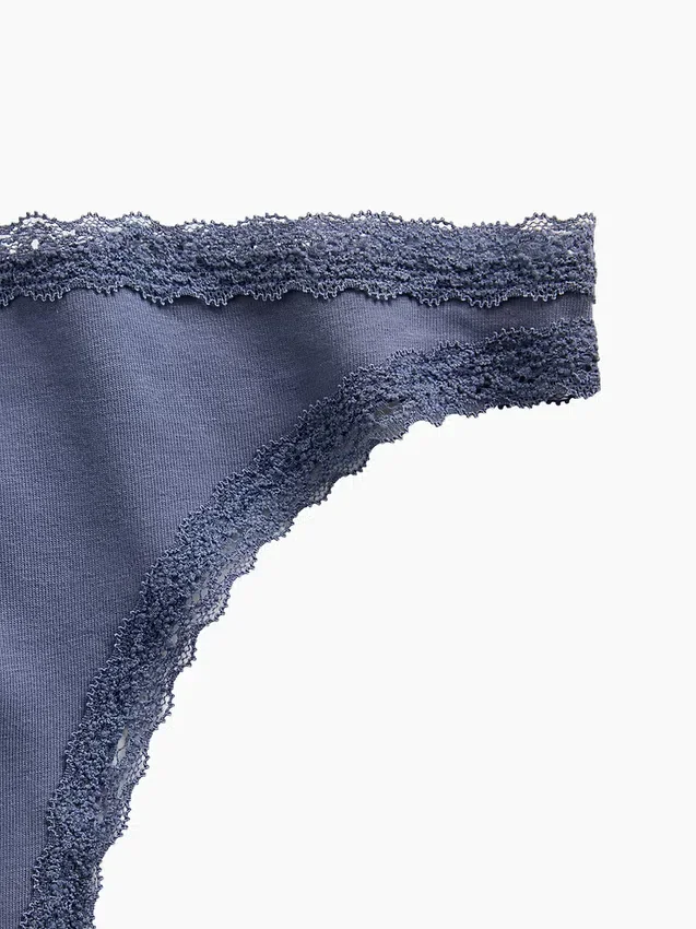 Weichster String aus Bio-Stretch-Baumwolle mit Spitzenbesatz